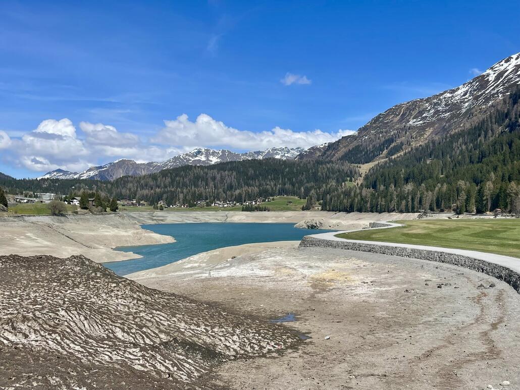 Vorbei am leeren Davosersee