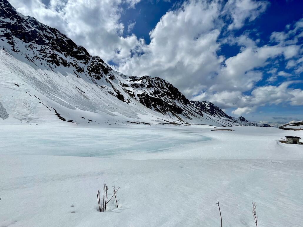 Der See ist noch gefroren, es hat aber sehr wenig Schnee.