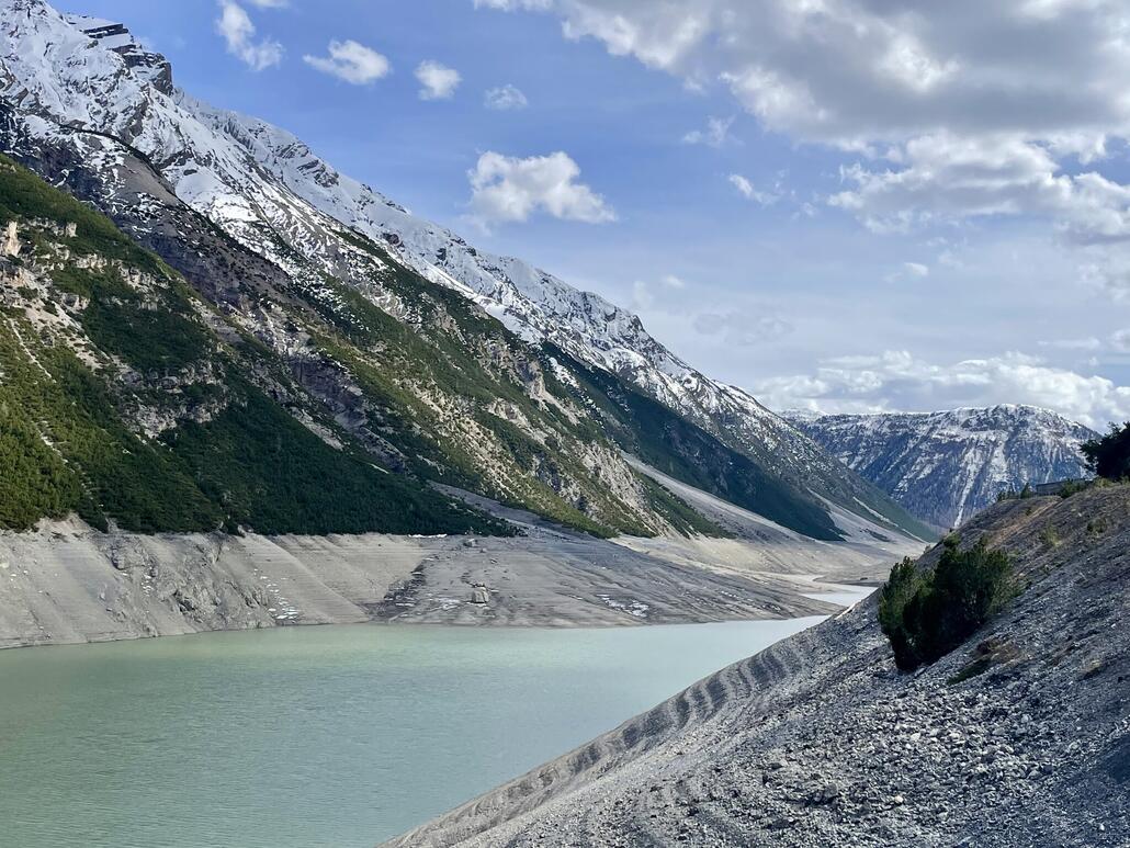 Vorbei am langen Lago di Livigno