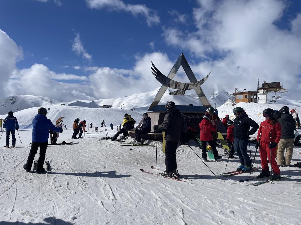 Oben am Carosello auf 2797 angekommen, bereits mal der Schock hier ist es ja ziemlich voll!