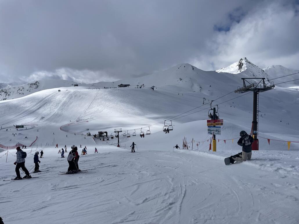 Am kurzen Lift „Baby Lac Salin“ auch einiges Gewusel, die Piste ist gut. Das Bild zeigt aber den Lift in der Totalen.