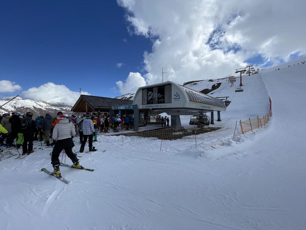 Auf der anderen Seite der Bergkette startet die KSB Federia, Pisten dank Nordwestlicher Ausrichtung tiptop hart-pulvrig. Dementsprechend grosse Wartezeiten unten.