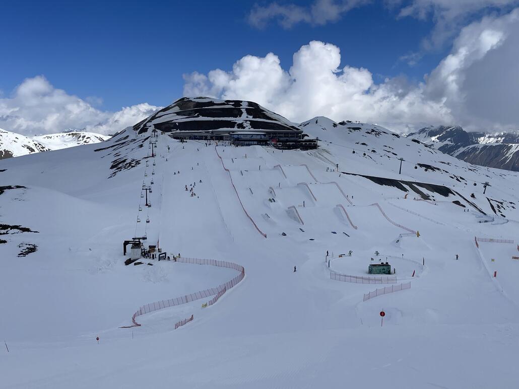 Blick von eben dieser Bergstation rüber zum Carosello und Baby Lac Salin mit Funpark.