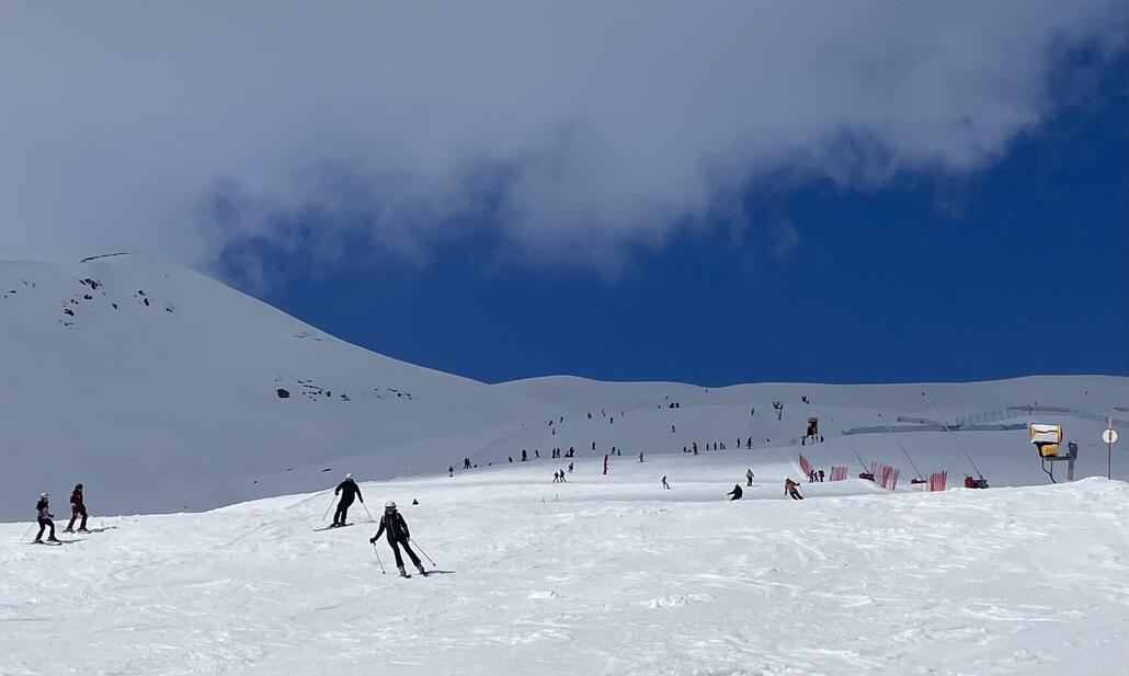 Hinunter zur Mittelstation der EUB Carosello ein einziges Gewimmel und zerfahrene Piste mit sulz.