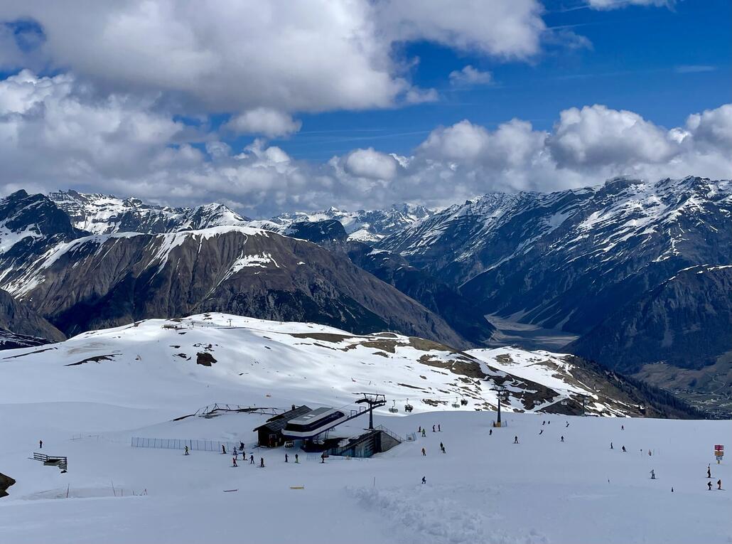 Weiter das Tal hinunter, im Vordergrund „Skydancer“ KSB Fontane Veta, dahinter unten den ausgetrockneten Lago di Livigno.