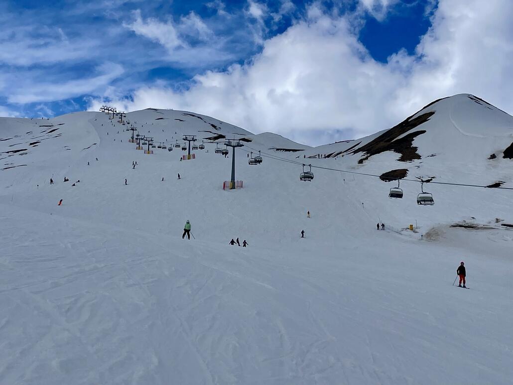 Blick der angenehmen blauen Piste entlang