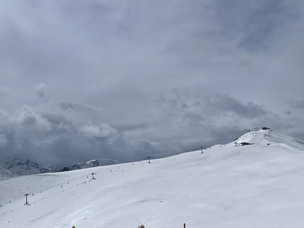 In der Ferne ziehen dichte Wolken auf, wir machen uns zurück auf den Heimweg