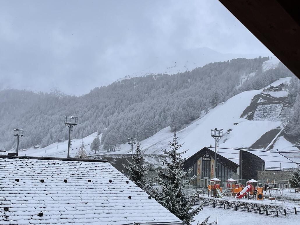 Morgendlicher Blick aus dem Hotelzimmer, Im Tal auf über 1‘800 müM konnte nur eine leichte Schicht Schnee ansetzen, der Boden ist zu warm.