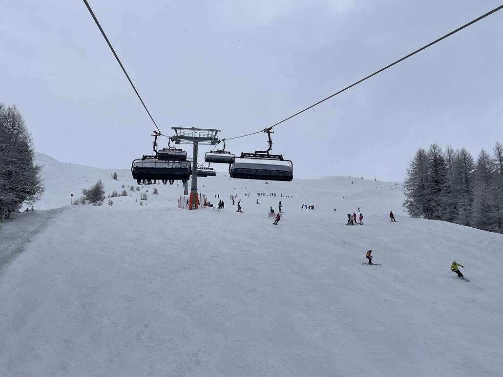 Auf dem 2024 erbauten Sessel, Piste voll.