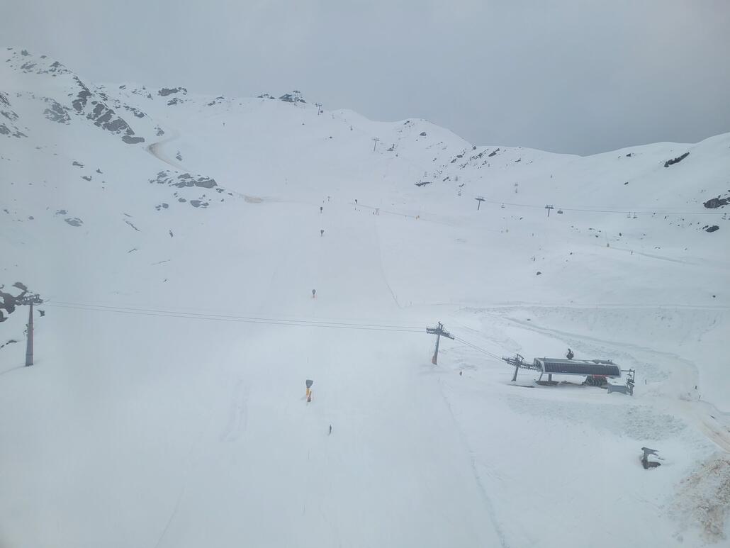 Hauptpiste nach Ruinettes noch sehr winterlich. Es sind doch einige Skifahrer zu sehen.<br />Links auf dem Bild wurde begonnen, einen Qeg nach oben freizuräumen, vermutlich für den Bau des neuen Sessels Lac des Vaux 2.
