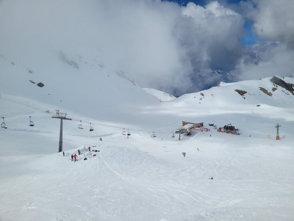 Alte Sesselliftstation im Hintergrund und fliegender Skifahrer im Vordergrund ;-)