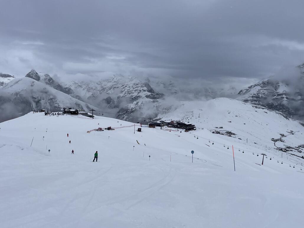 Ausblick über Mottolino, dort kommen 2 KSB und die Gondelbahn aus Livigno zusammen.