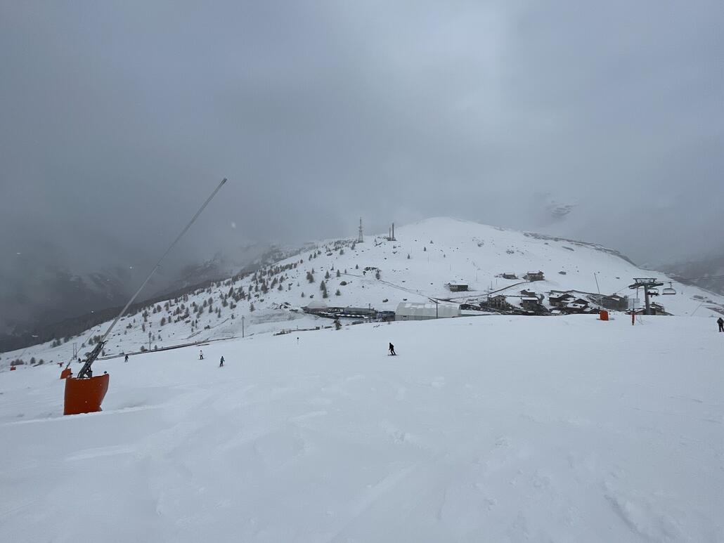 Allerdings auch verständlich, ist die Piste schön gelegen und ohne Hügel pulvrig-griffig.