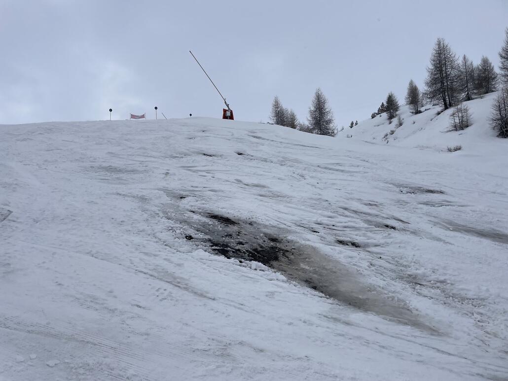 Bei der Strassenunterführung wird der Schnee immer weniger.