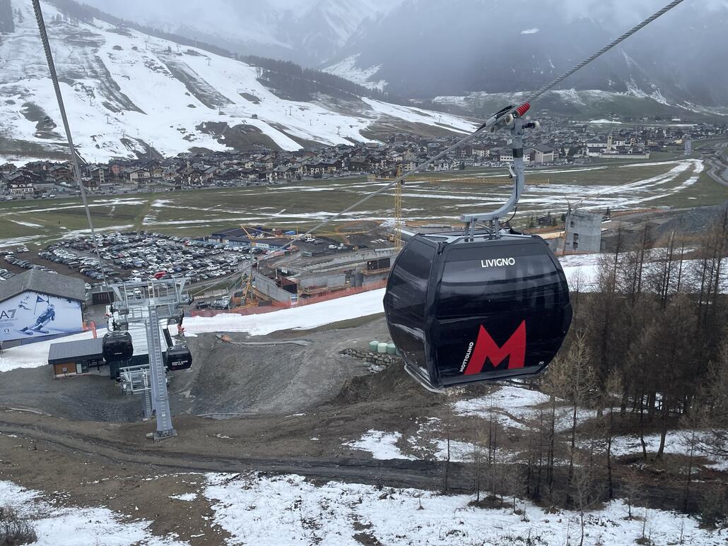 In der Mottolino Gondelbahn, ebenfalls von 2024. Rechts daneben ist eine riesige Baustelle, weiss da jemand mehr? Wir vermuten ein Parkhaus.