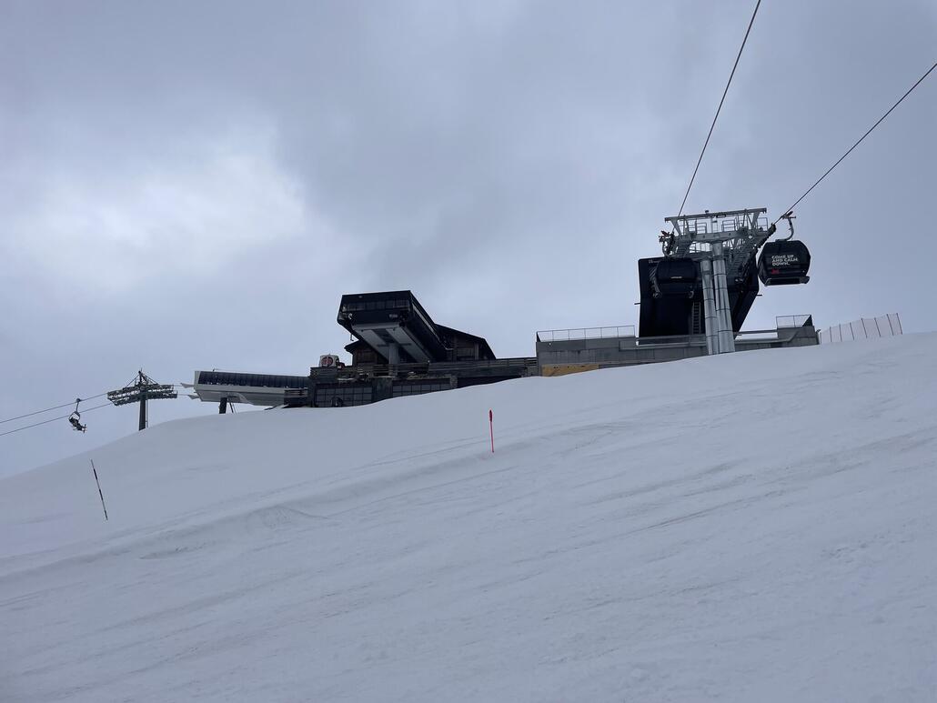 Bei der Bergstation gut erkennbar die alte Bahn daneben.