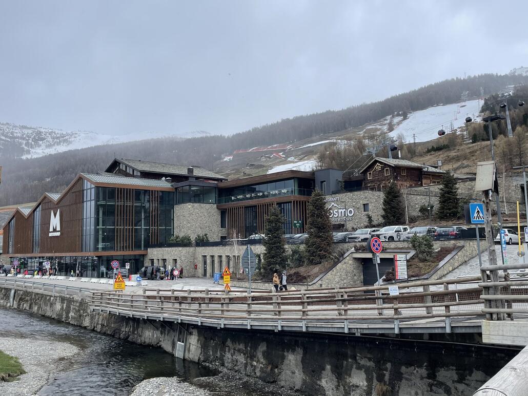 Unten angekommen, im Bild der Talstationskomplex
