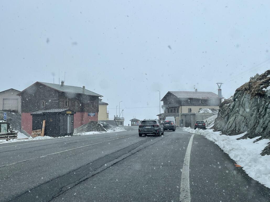 Foscagno-Pass bei starkem Schneefall.