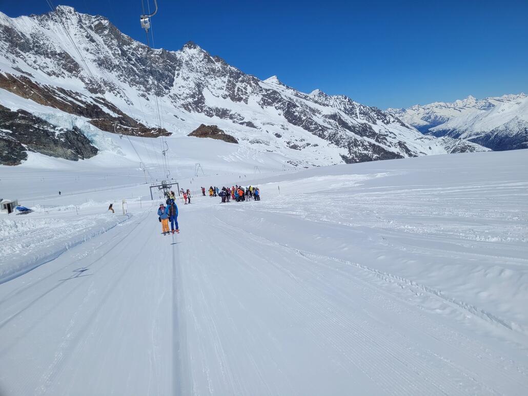 Ebenfalls zu lange Warteschlangen am Gletscher. Der obere Doppelschlepper ist zu, der untere hat nur einen Lift geöffnet. Keine Ahnung, warum bei dem Andrang