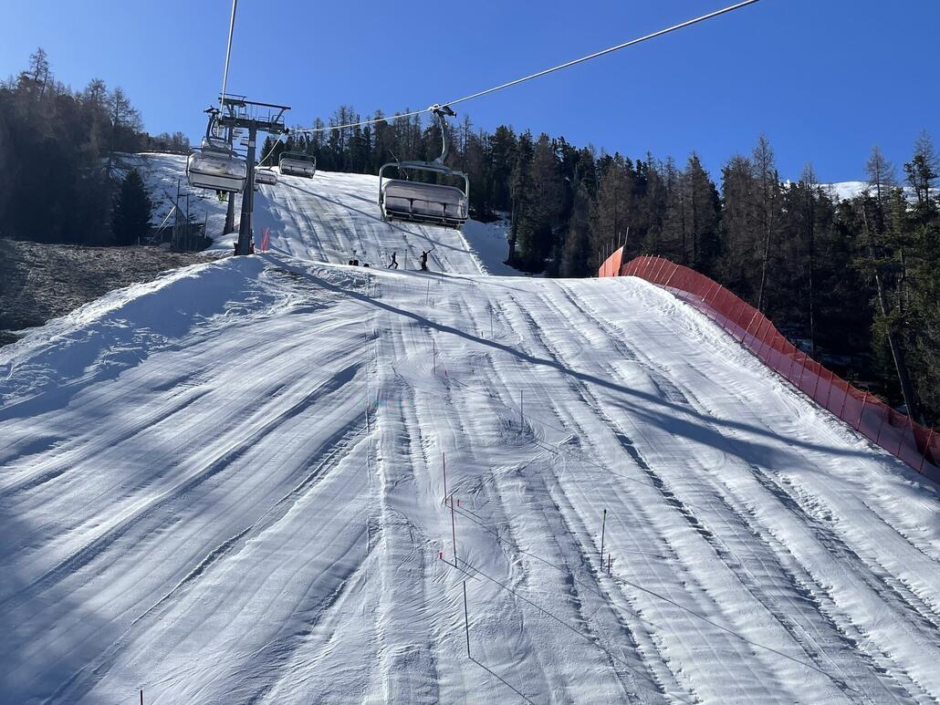 Auf der Fahrt nach oben bietet sich einem diese schreckliche Bild :( zum Glück ist dir Piste für Renntrainings gesperrt, das Koratische Team hat es irgendwie geschafft einen vernünftigen Slalom daurch zu stecken.
