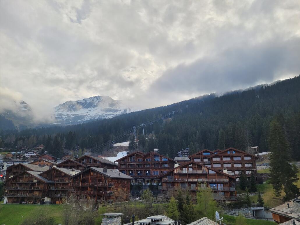 Wetter sieht von unten so lala aus. Am Parkplatz war sehr wenig los um 08.40