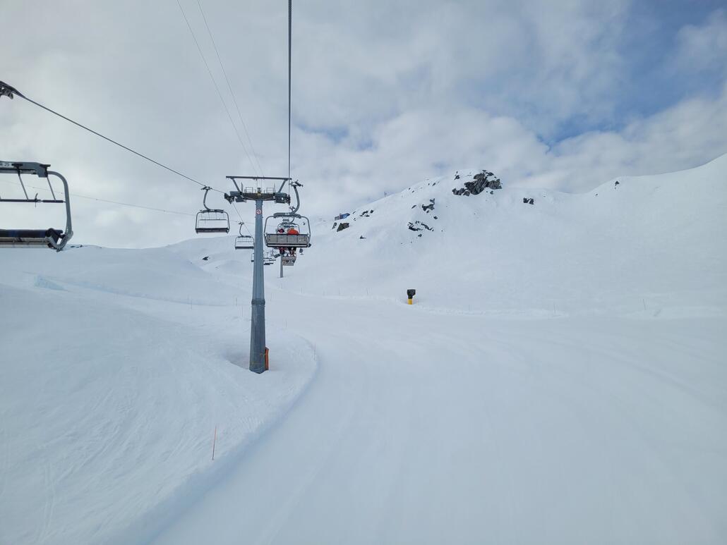 Leere! Toll dass such am letzten Tag hier noch so ein astreiner Teppich hergezaubert wurde. Edit: auf dem Bild sieht es aus als wären da Pistenversätze. Muss aber eine optische Täuschung sein bzw waren null spürbar. ;-)