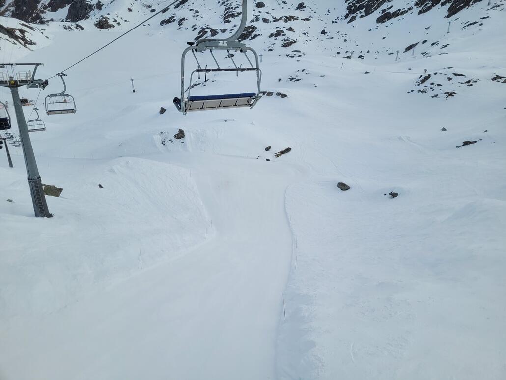 ...Am Ende der Piste mit einem massiven Kicker