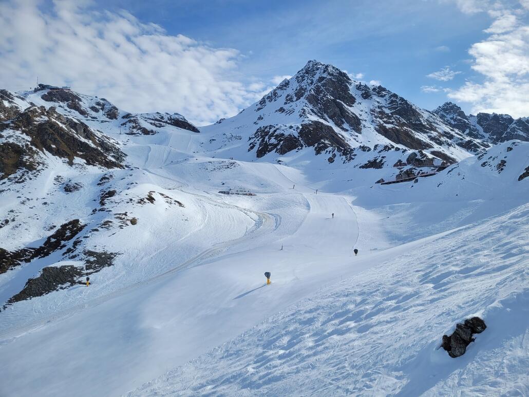 Hier wuselt es in der Hauptsaison wie verrückt.<br />Ich verstehe weiterhin nicht, warum es gestern in Saas so viel voller war als heute hier. Klar, Magicpass. Aber es haben auch viele eine Saisonkarte für 4V, PDS oder andere Partnergebiete?