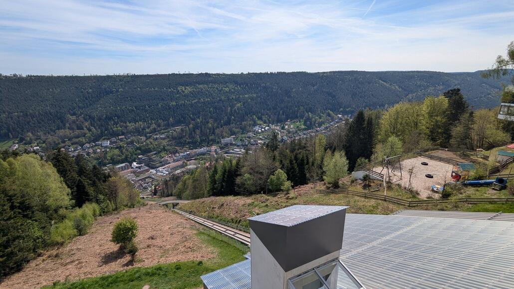 Toller Blick ins Tal auf Bad Wildbad mit dem schönen Plaid Thermal, wo es nachher noch hingeht