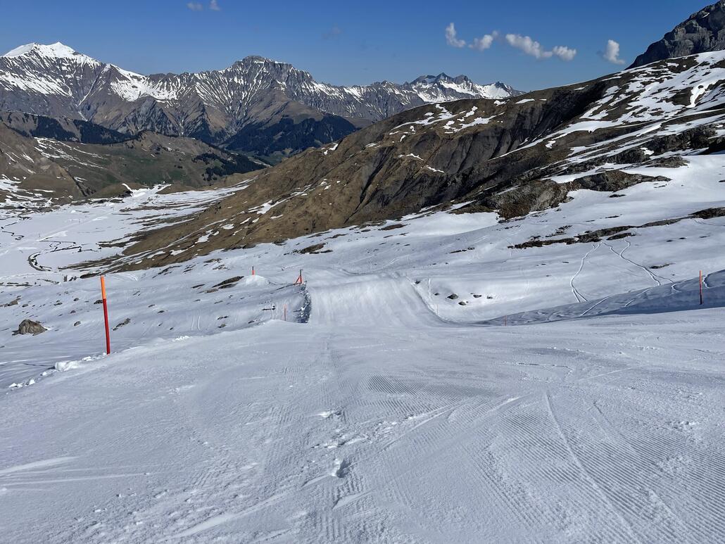 Es war gut präpariert und dank Hangausrichtung von 9:30 bis 12:00 firnig erst danach ins sulzige.