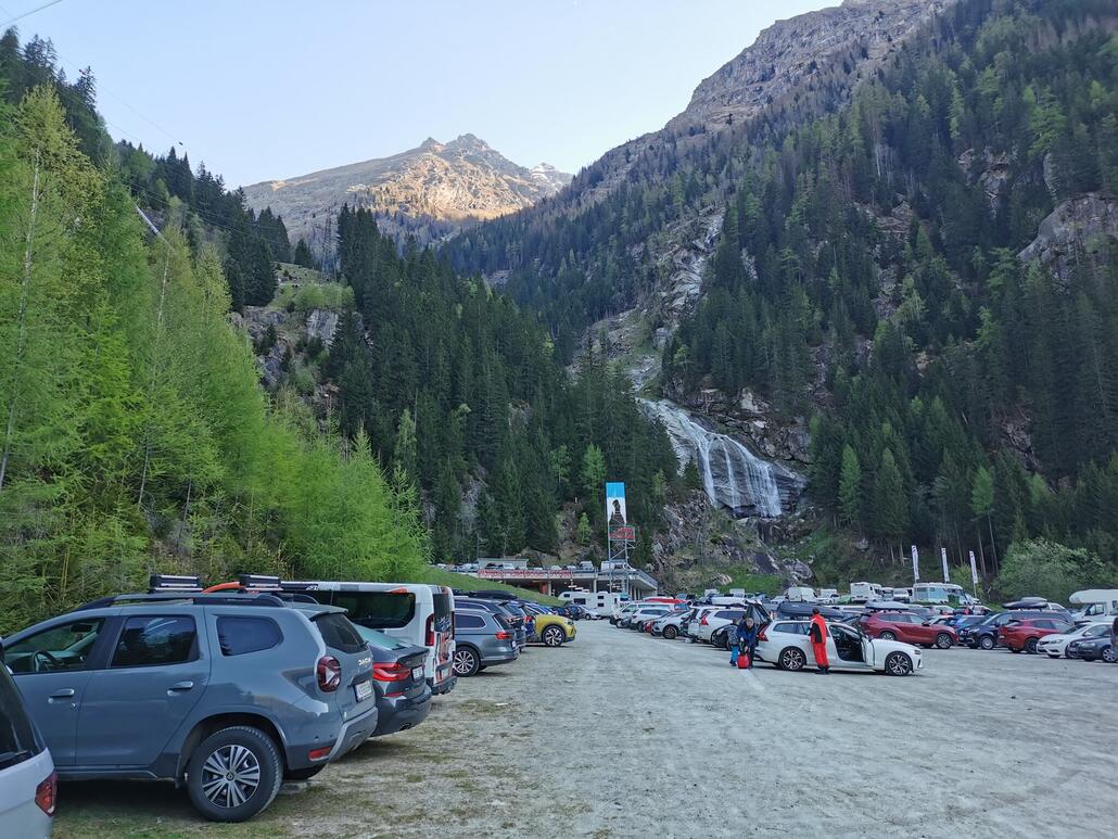 1. Abfahrt um 5:30. Ankunft so gegen 8:30. Aber ich bin nicht allein. Schon gut was los am Parkplatz.