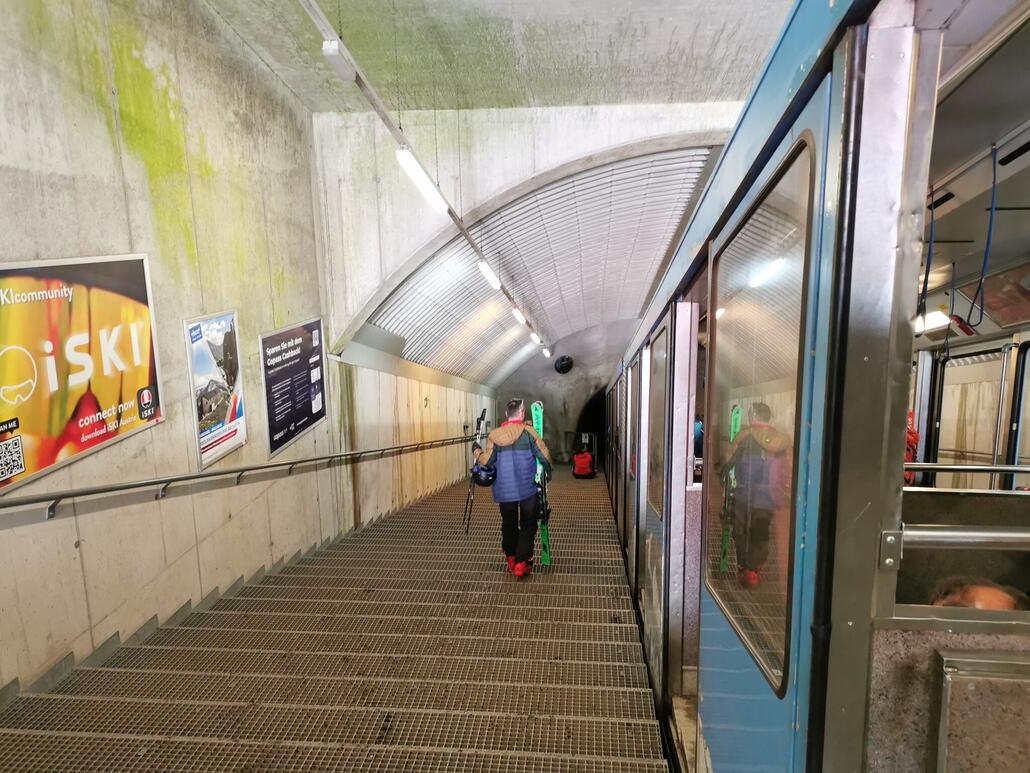 12. So gegen 14:30 beende ich dann den Skitag, weil ja noch 3h Autofahrt vor mir liegen. Aber es hat sich gelohnt.