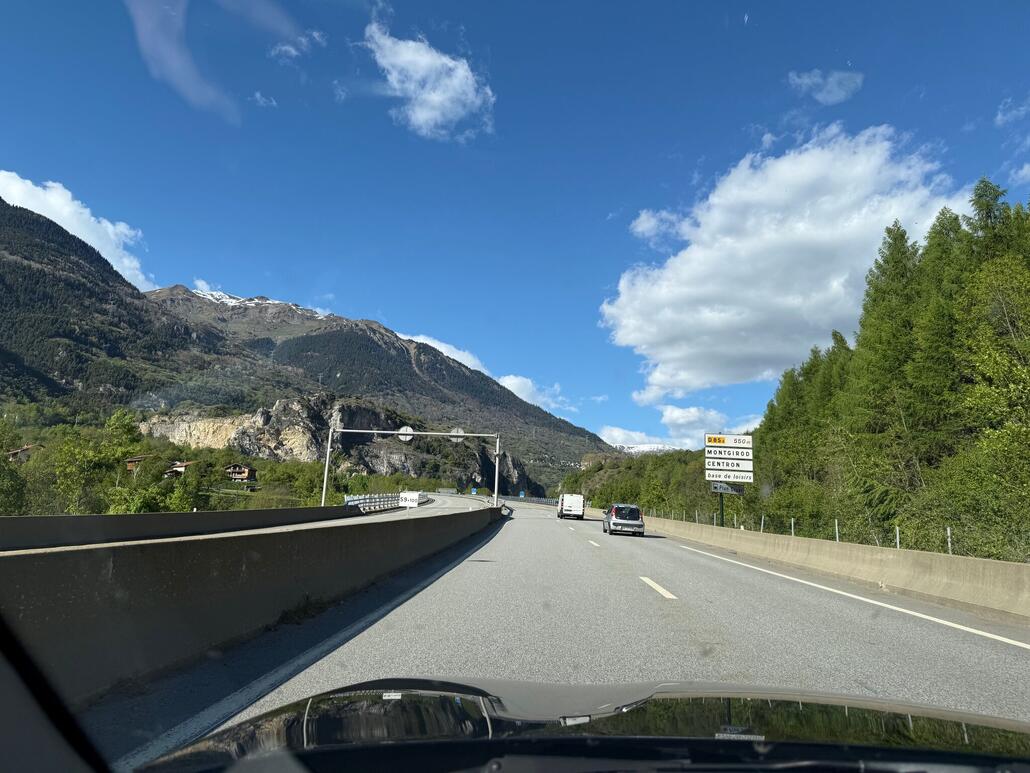 Anreise am Freitagmittag über Genf, Chambéry, Albertville, Moûtiers und Bourg-Saint-Maurice. Es ist eine weite Strecke, aber immerhin bis kurz vor dem Ziel alles Autobahn oder Schnellstrasse. Ab Bourg-St-Maurice sind leider sämtliche Ortsdurchfahrten mit 30 km/h Zonen pauschal limitiert und die Strassen in ein denkbar schlechten Zustand.