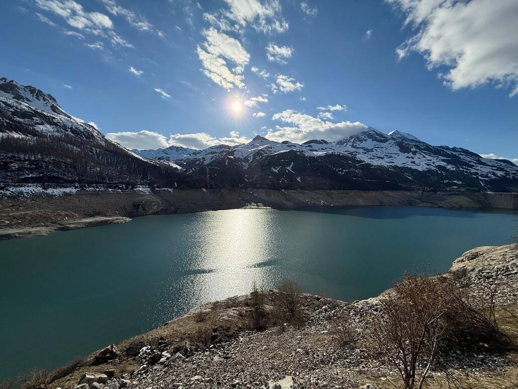 Lac du Chevril, kurz vor Val-d'Isère. Der Zugang zum Ort verläuft durch eine undichte Lawinegallerie. Wegen der Baustelle ist der Ort zwischen 22 und 6 Uhr jeweils von der Aussenwelt abgeschnitten.