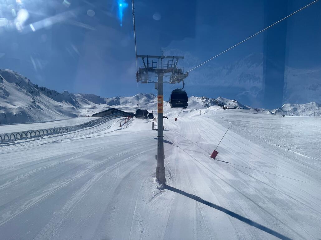 Bergstation in Sicht. Die Pisten sehen appetitlich aus! Kann Val-d'Isère uns aber auch überall was Pistenpräparation angeht überzeugen?