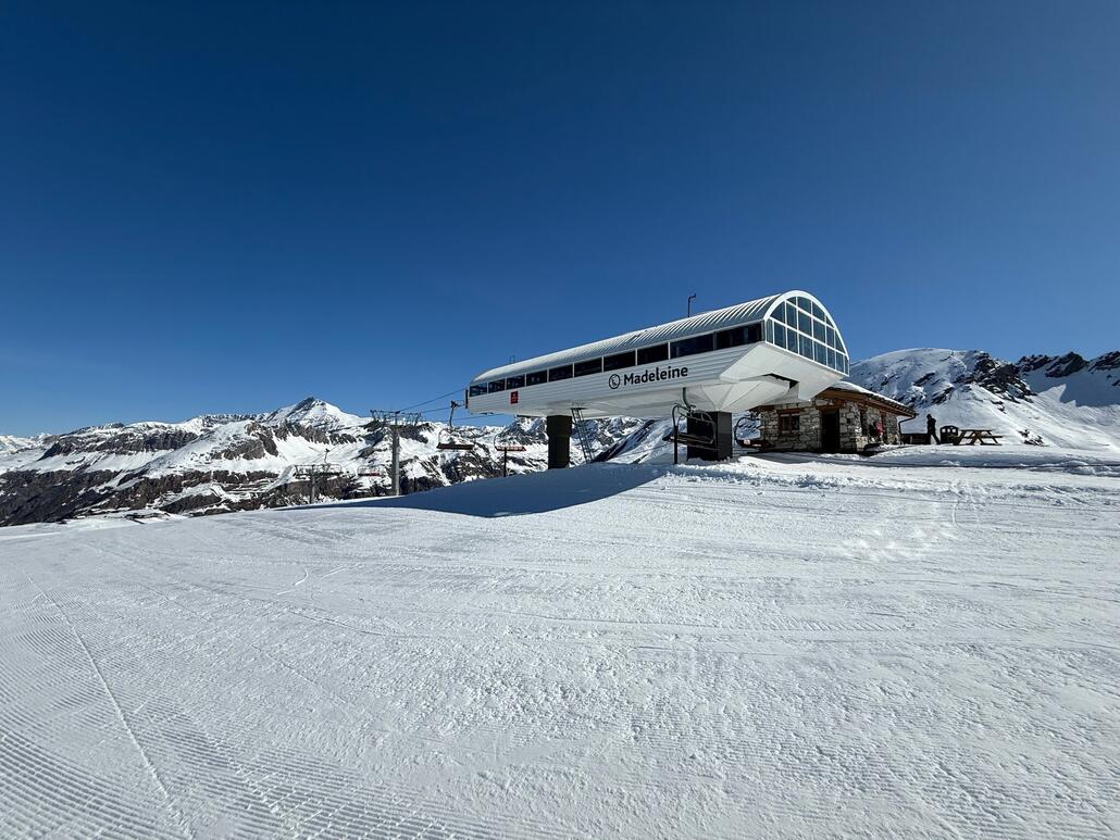 Unsere Reise geht sofort mit der 6-KSB «Madeleine» weiter. Eine Poma-Anlage, was hier eine Ausnahme ist. Die dazugehörige «grüne» Piste ein Fest zum einfahren. Für meine Freundin ihre Saisoneröffnung.