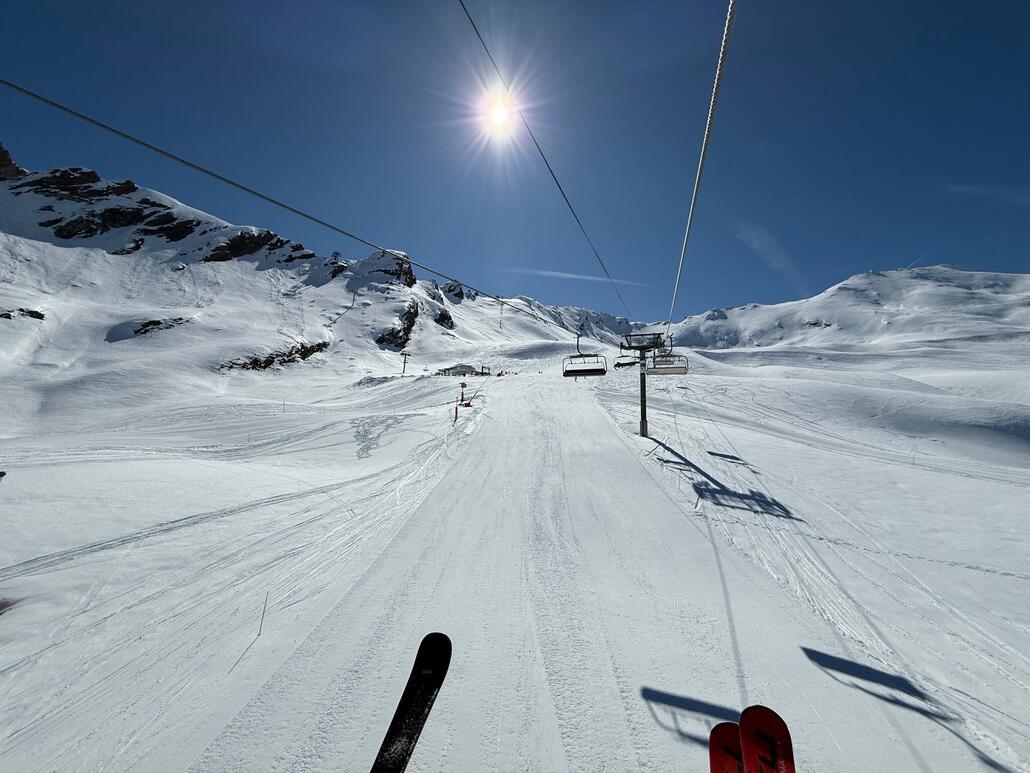 Wir fahren gleich mehrere Wiederholungsfahrten am «Glaciers». Noch eine echte Garaventa 6-KSB «Made in Switzerland», bevor Doppelmayr die KSB-Produktion komplett übernommen hat.