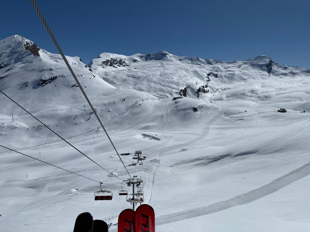 Kurze Zeit später befinden wir uns im spektakulärsten KSB der Alpen: «Leissières». Da die Verbindung über 6-KSB «Laisinant» nicht mehr möglich ist, der aktuell einzigste Weg um in den Teil von Le Fornet zu kommen. Man beachte wiederum Garaventa als Hersteller!