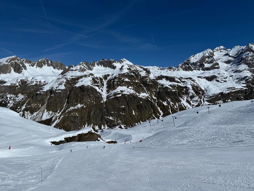 Die Pisten am neuen 10-EUB «Vallon» und 4-KSB «Pyramides» wissen ebenfalls zu überzeugen. Auch hier fahren wir mehrere Wiederholungsfahrten.
