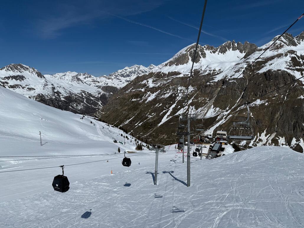 Blick zurück aus der 4-KSB «Pyramides» in Richtung Le Lièvre Blanc, wo die 4-KSB über dem 10-EUB kreuzt.