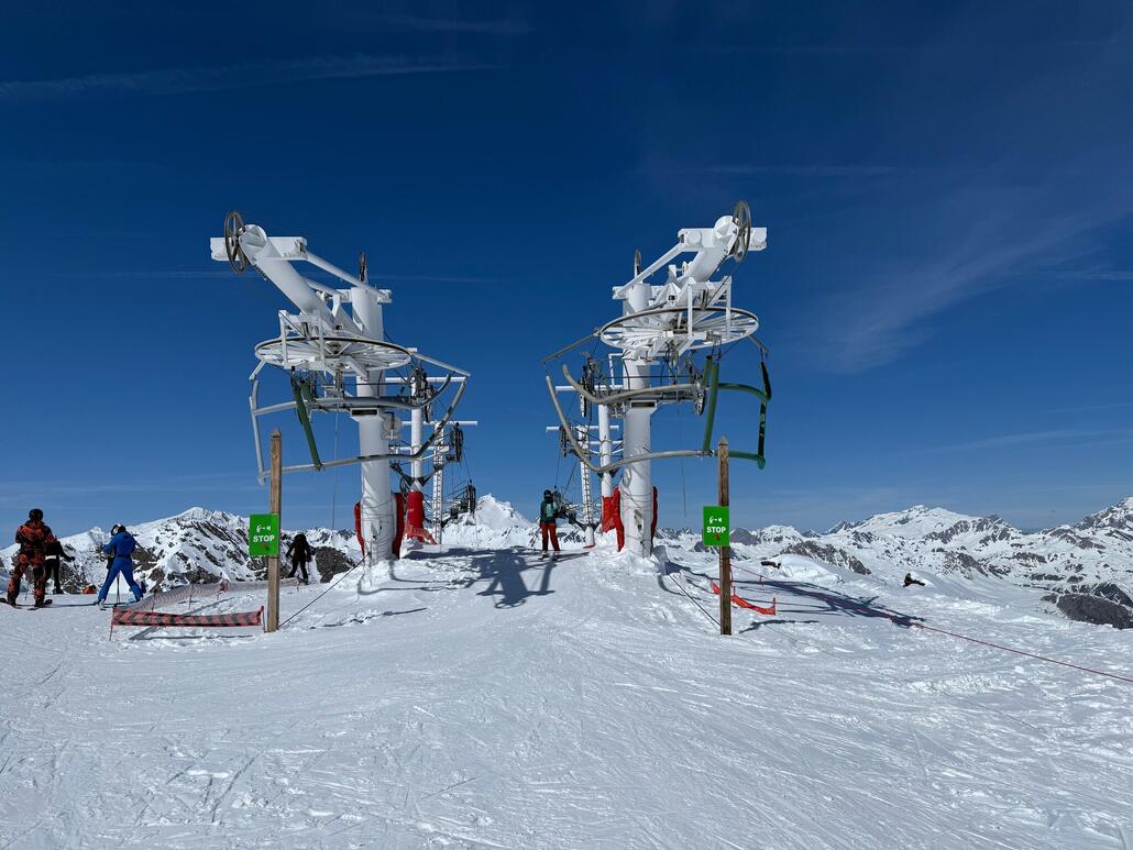 Bergstation der «Signal» KSSL. Eine der wenige noch übrig gebliebene Stangenschlepper im Gebiet. Die dazugehörige schwarze Piste wurde heute leider nicht frisch präpariert. Daher keine Wiederholungsfahrt.