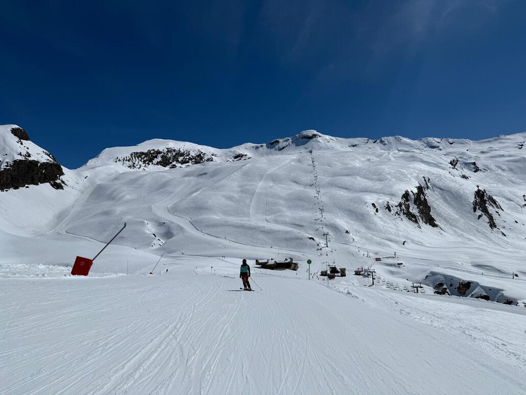 Auf zum Skigebietsteil am Glacier du Pisaillas. Hier findet ebenfalls in Juni/Juli Sommerski statt. Eine 4-KSB «Cascade» und eine 2-SL (Ankerlift) entschliessen zahlreiche geniale Pistenvarianten. Hier treffen wir Jannis, ein Kolleg von mir und Skitobi.