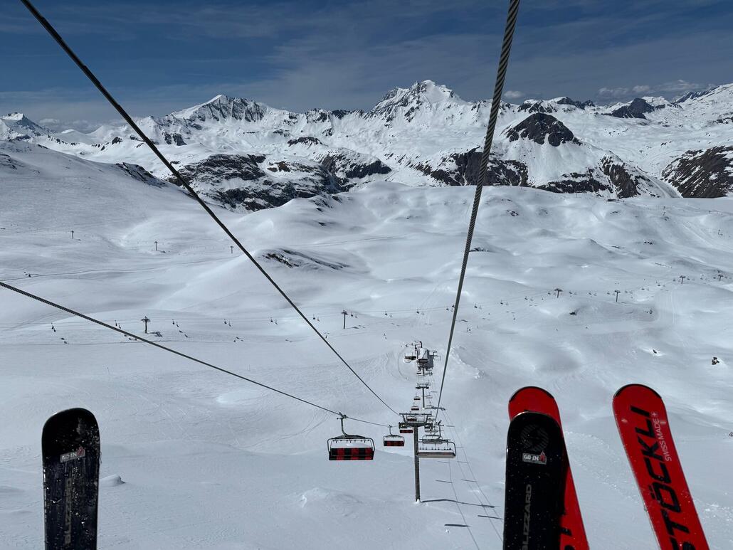 Der Ausblick auf der andere Seite über die Pisten am 6-KSB «Glaciers». Der KSSL «3000» hat leider geschlossen.