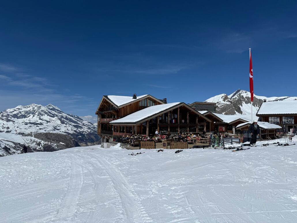 Zum verspäteten Mittag essen wir auf der Terasse von «Le Refuge de Solaise». Ein Edelschuppen wie wir erst später bemerkten.