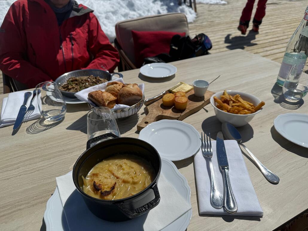 Das essen teuer aber auch sehr lecker! Ja, die kleine schale mit Pommes kostete 10,00€.