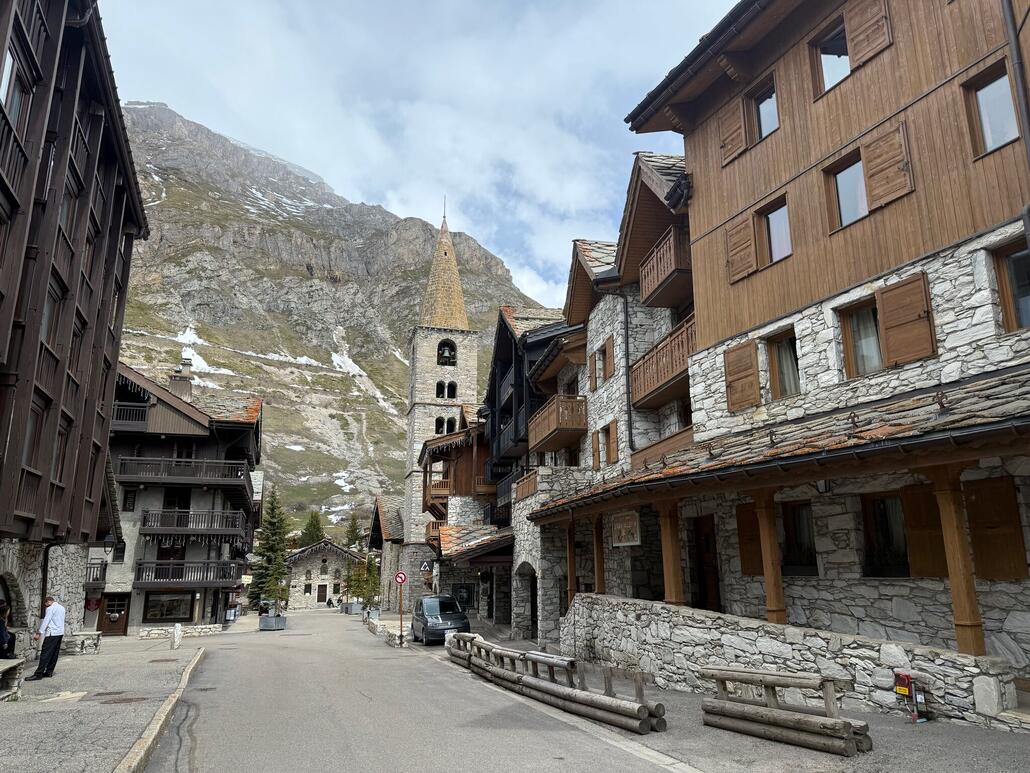 Das typische Dorfbild von Val-d'Isère: Naturstein und Holz. Wir mögen es sehr. Auch die neue Hotels und sogar Lifthäuschen sind in diesen Stil erbaut worden. Insgesamt kennt der Ort nur ein paar wenige Bausünden aus den 60-80er Jahren.