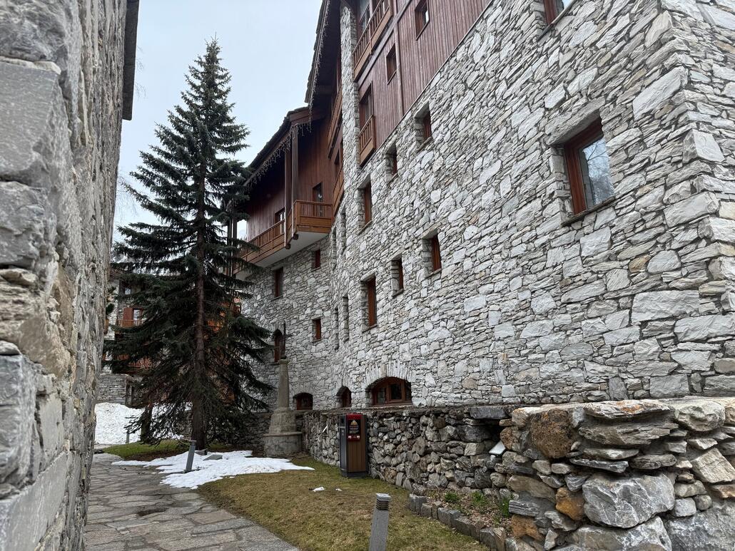 Auch Seitengässli sehen überall Schick aus, so wie hier neben der Kirche.