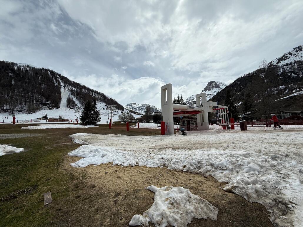 Am späteren Nachmittag lockerte es dann doch noch ein wenig auf, aber alles schon total aufgeweicht. Hier am Dorfrand.