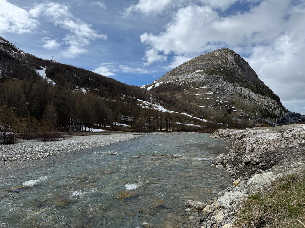 Etwas ausserhalb vom Ort kann man idyllisch neben der Fluss Isere laufen...