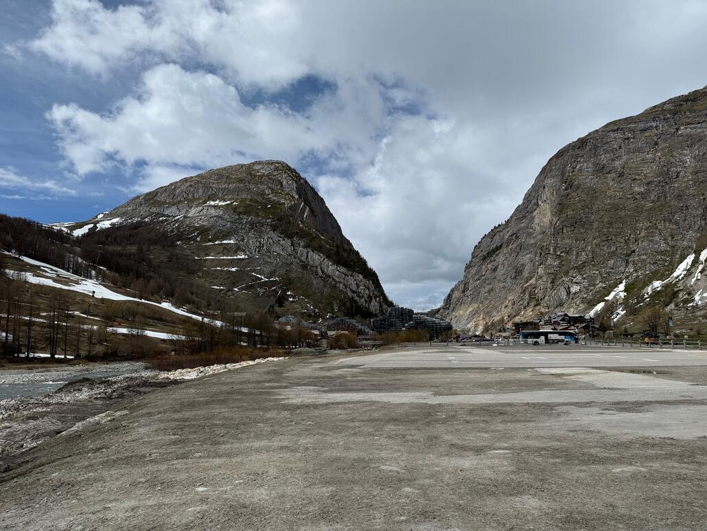 ...bis zum Heliport, das auch nicht weiter abgesichert ist. Lediglich warnt nur ein Schild dafür, aber nirgendwo steht, dass betreten verboten ist.
